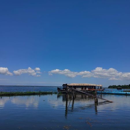 Hotel Water Scapes à Kumarakom Extérieur photo