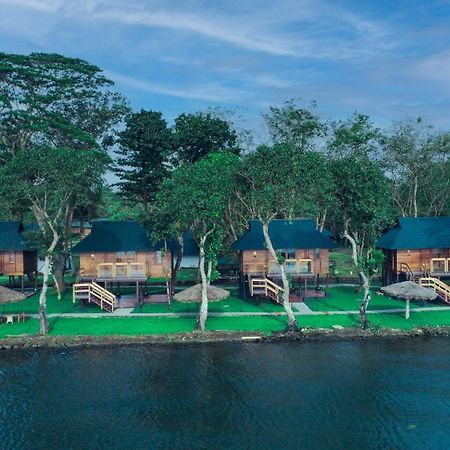 Hotel Water Scapes à Kumarakom Extérieur photo