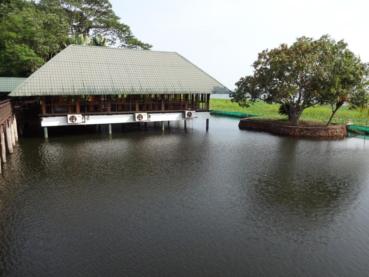 Hotel Water Scapes à Kumarakom Extérieur photo