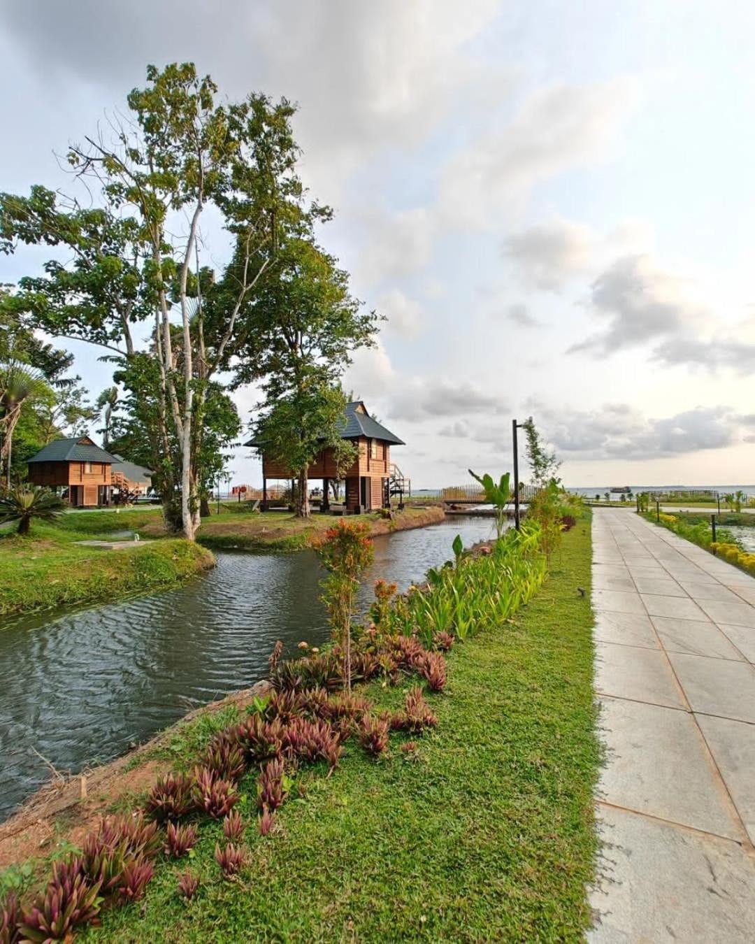 Hotel Water Scapes à Kumarakom Extérieur photo