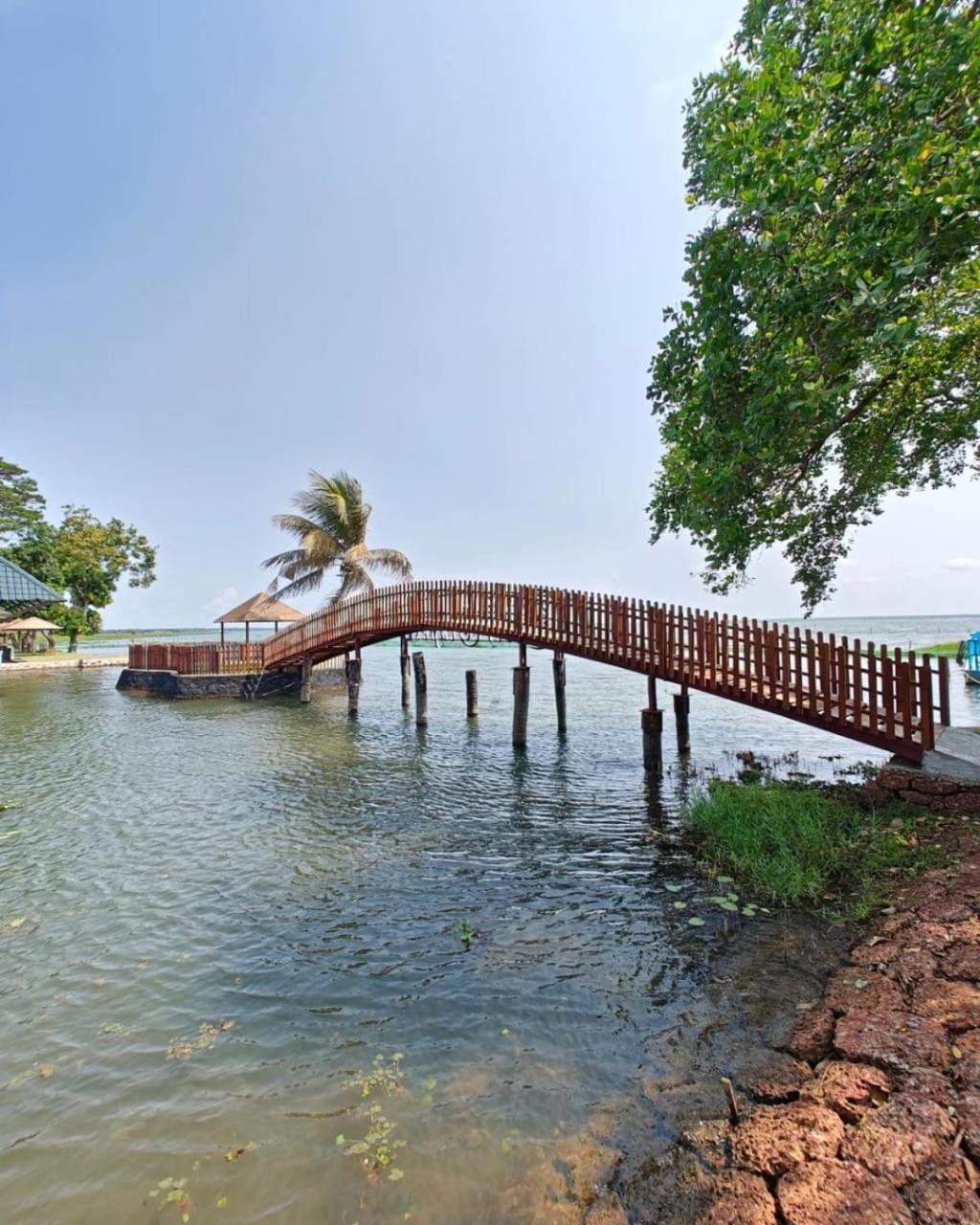 Hotel Water Scapes à Kumarakom Extérieur photo