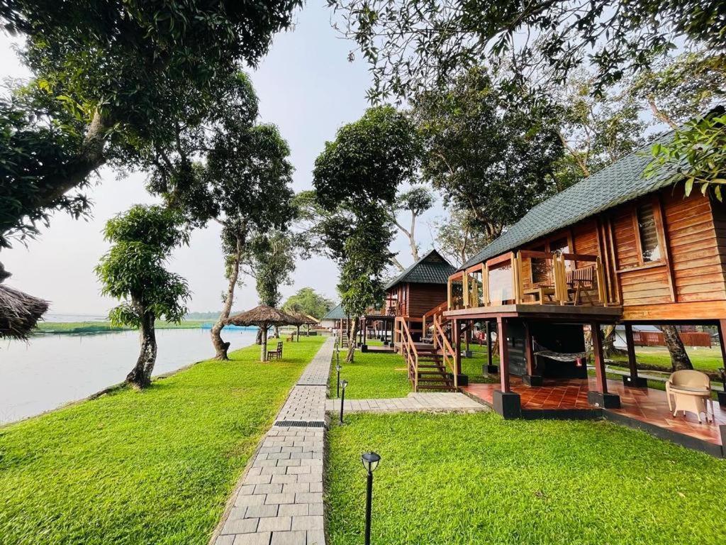 Hotel Water Scapes à Kumarakom Extérieur photo