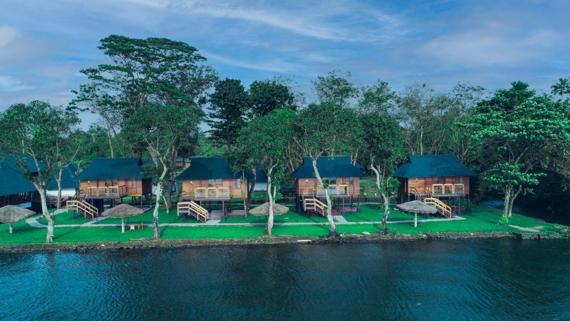 Hotel Water Scapes à Kumarakom Extérieur photo